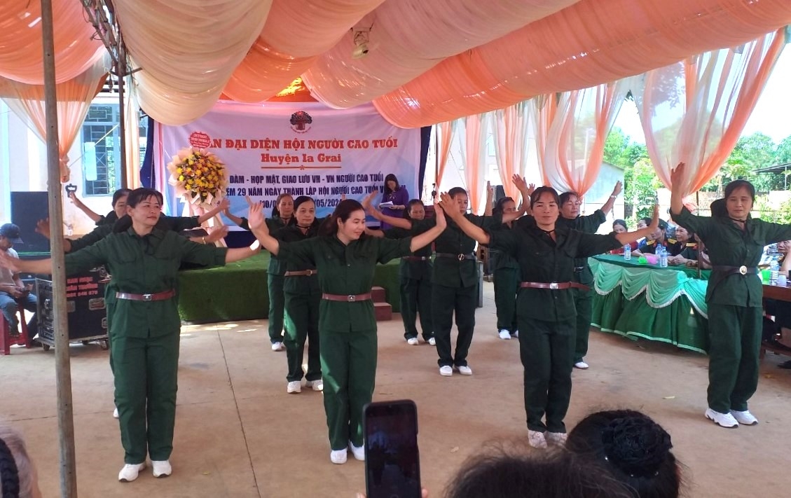 Họp mặt giao lưu văn nghệ NCT huyện Ia Grai chào mừng kỉ niệm 29 năm Ngày thành lập Hội NCT Việt Nam (10/5/2024)