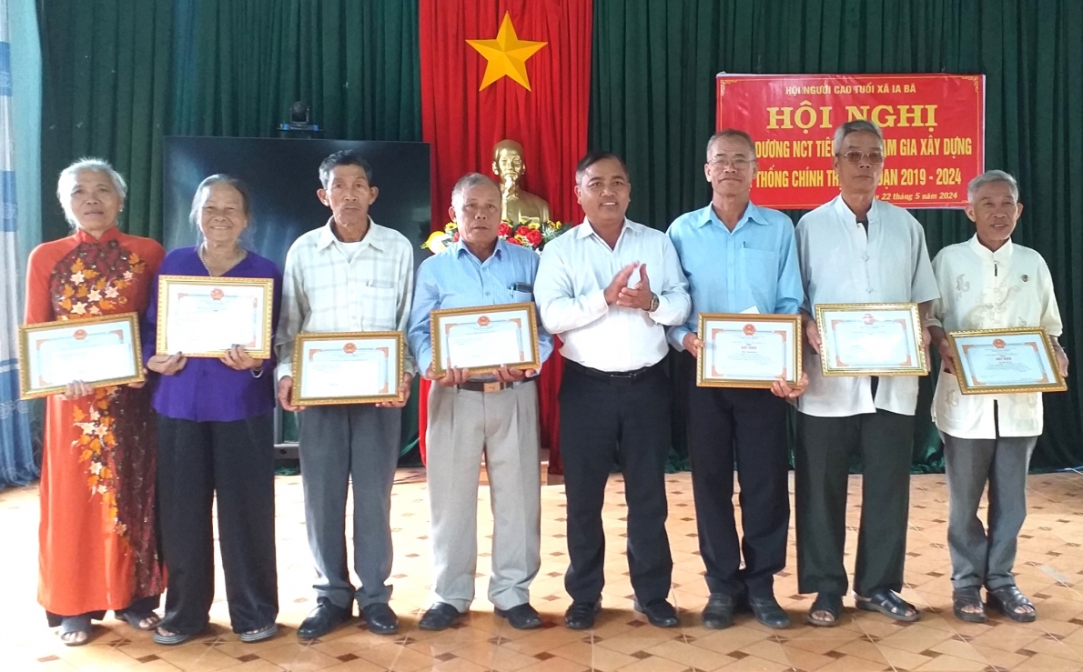Lãnh đạo xã Ia Bă, huyện Ia Grai, tỉnh Gia Lai tặng Giấy khen tôn vinh NCT tiêu biểu xây dựng hệ thống chính trị cơ sở giai đoạn 2019-2024