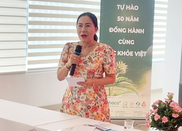 Bà Lê Hồng Thu, Phó Trưởng BĐD Hội NCT tỉnh Bạc Liêu tham gia đóng góp ý kiến tại buổi thảo luận.