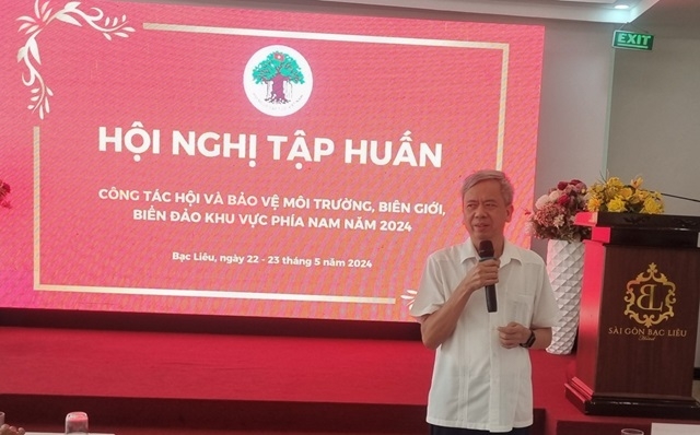 Tiến sĩ Phan Văn Hùng, Phó Chủ tịch Hội NCT Việt Nam tiếp thu ý kiến thảo luận của các đại biểu.