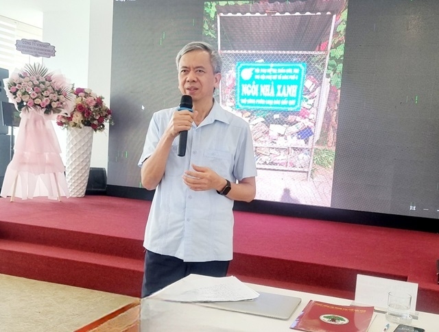 Tiến sĩ Phan Văn Hùng, Phó Chủ tịch Hội NCT Việt Nam phát biểu tại buổi thảo luận, một số vấn đề về phát huy vai trò NCT về công tác bảo vệ môi trường trong giai đoạn hiện nay.