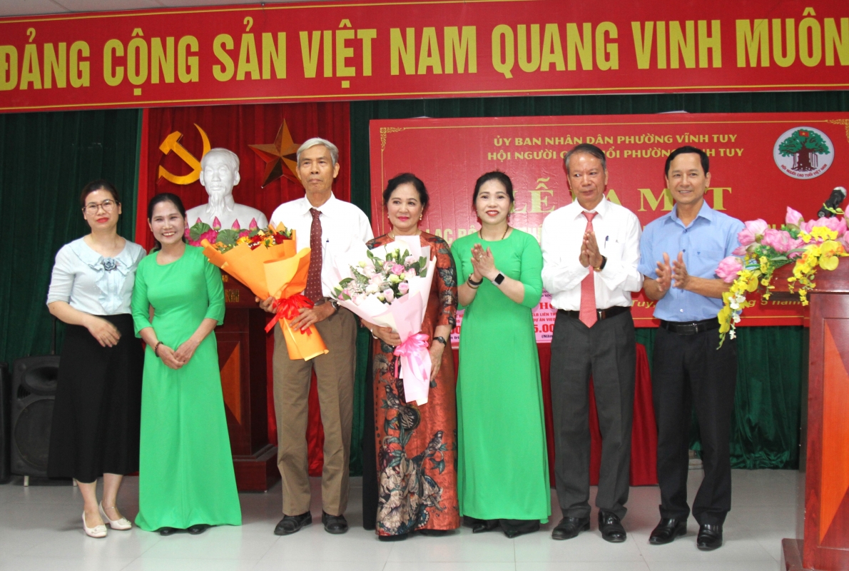 Đại diện Hội NCT TP Hà Nội và quận Hai Bà Trưng tặng hoa chúc mừng Ban Chủ nhiệm