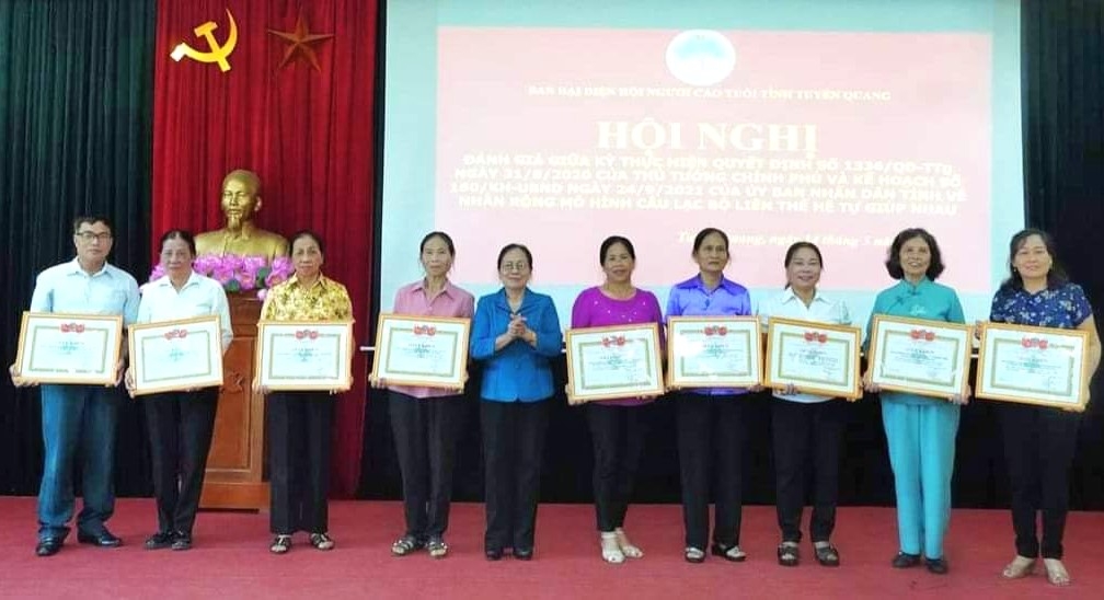 Trao Giấy khen của Hội NCT tỉnh Tuyên Quang cho các tập thể, cá nhân có nhiều đóng góp thực hiện Đề án 1336 trên địa bàn tỉnh