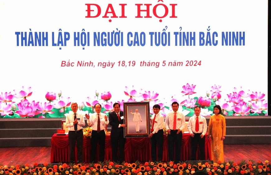 Lãnh đạo Trung ương tặng bức tranh Bác Hồ cho Hội NCT tỉnh Bắc Ninh...