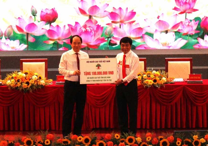 Phó Chủ tịch Trương Xuân Cừ trao 100 triệu đồng của nhà tài trợ tặng NCT tỉnh Bắc Ninh.