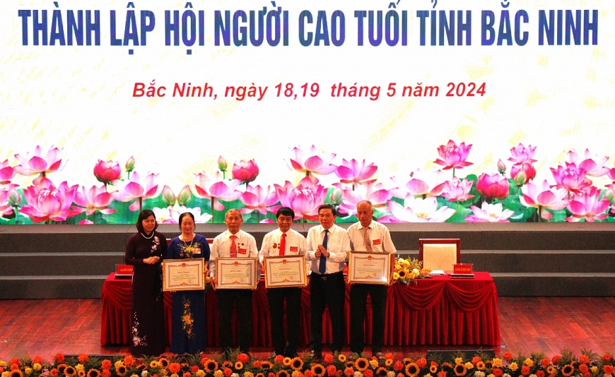 Đồng chí Trần Thị Hằng, Ủy viên BTV, Phó Chủ tịch HĐND tỉnh và đồng chí Hà Sỹ Tiếp, Ủy viên Ban Thường vụ Tỉnh ủy, Trưởng ban Dân vận Tỉnh ủy trao Bằng khen của Chủ tịch UBND tỉnh Bắc Ninh cho các cá nhân xuất sắc.