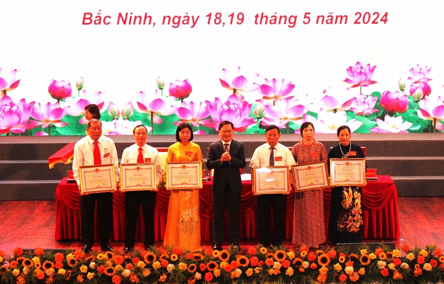 Trao Bằng khen của Chủ tịch UBND tỉnh Bắc Ninh cho các tập thể xuất sắc