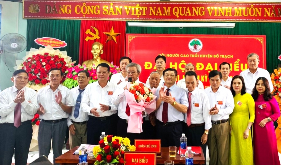 Lãnh đạo Hội NCT tỉnh Quảng Bình tặng hoa chúc mừng Ban Chấp hành Hội NCT huyện Bố Trạch