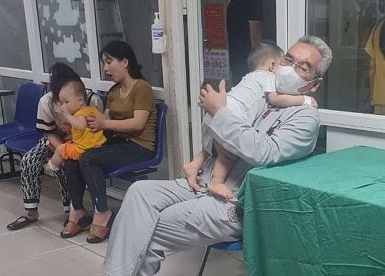 Ông vỗ về cháu khi cháu mệt.