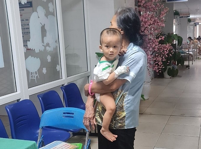 Khi cháu sốt cao bà bồng cháu cả ngày lẫn đêm. Bà Vinh tranh thủ gấp gọn quần áo cho cháu khi cháu ngủ. Lúc mất điện bà quạt mát cho cháu. Ông vỗ về cháu khi cháu mệt.