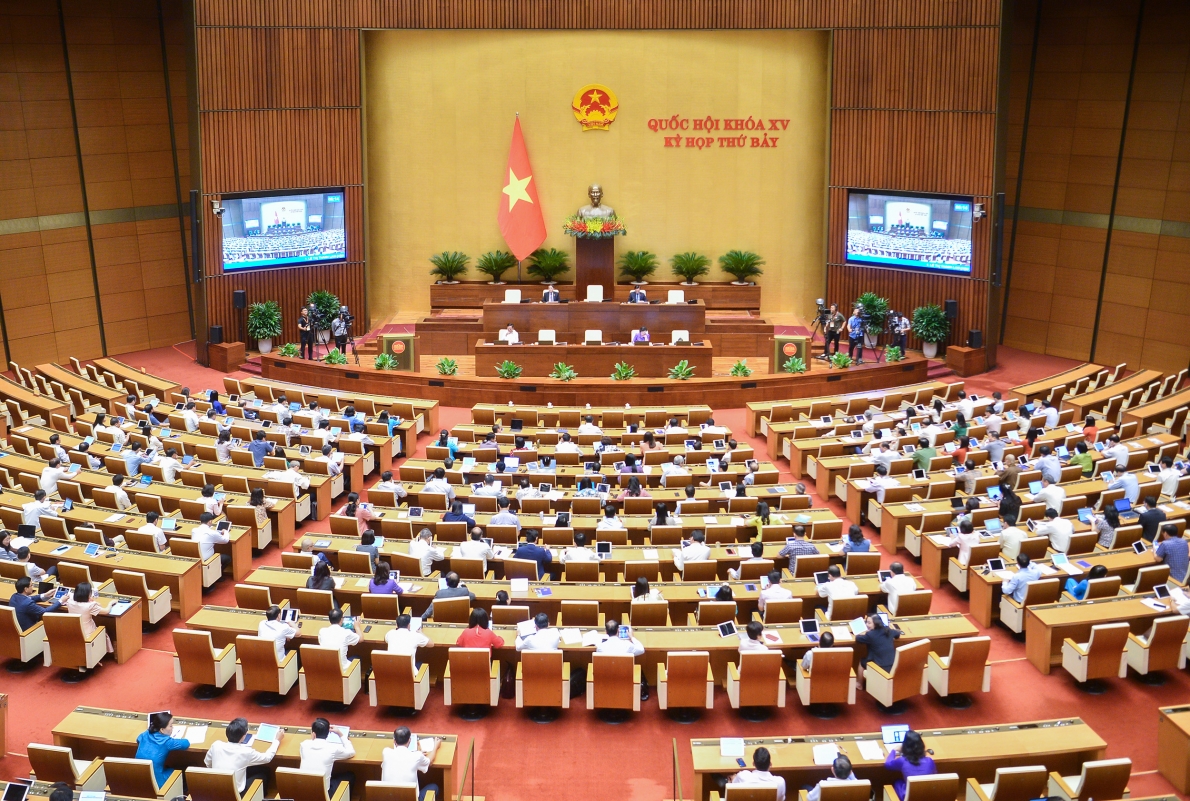 Các đại biểu tham gia thảo luận tại hội trường