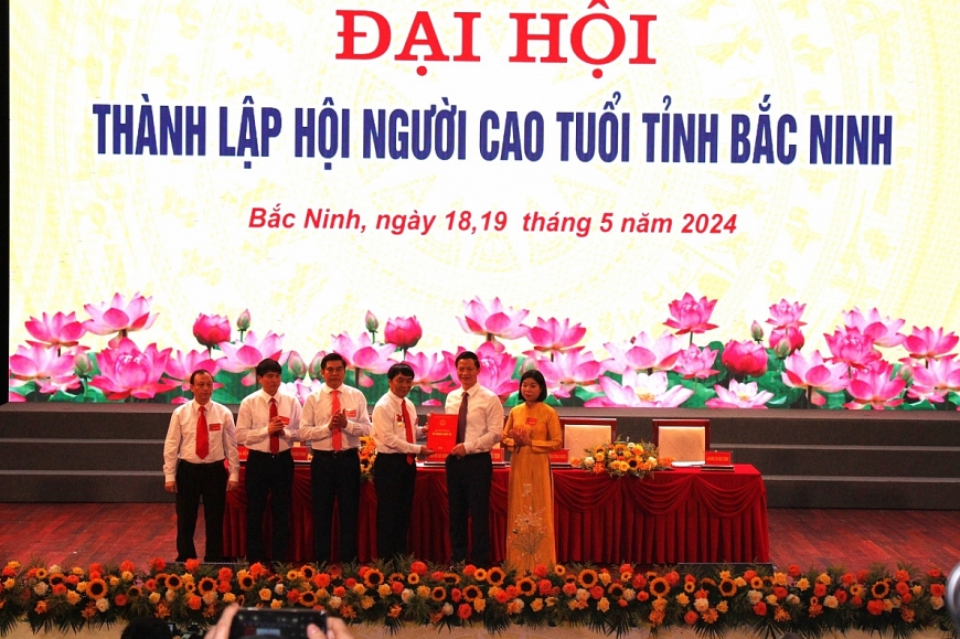 1 Lãnh đạo tỉnh Bắc Ninh trao Quyết định thành lập Hội NCT tỉnh