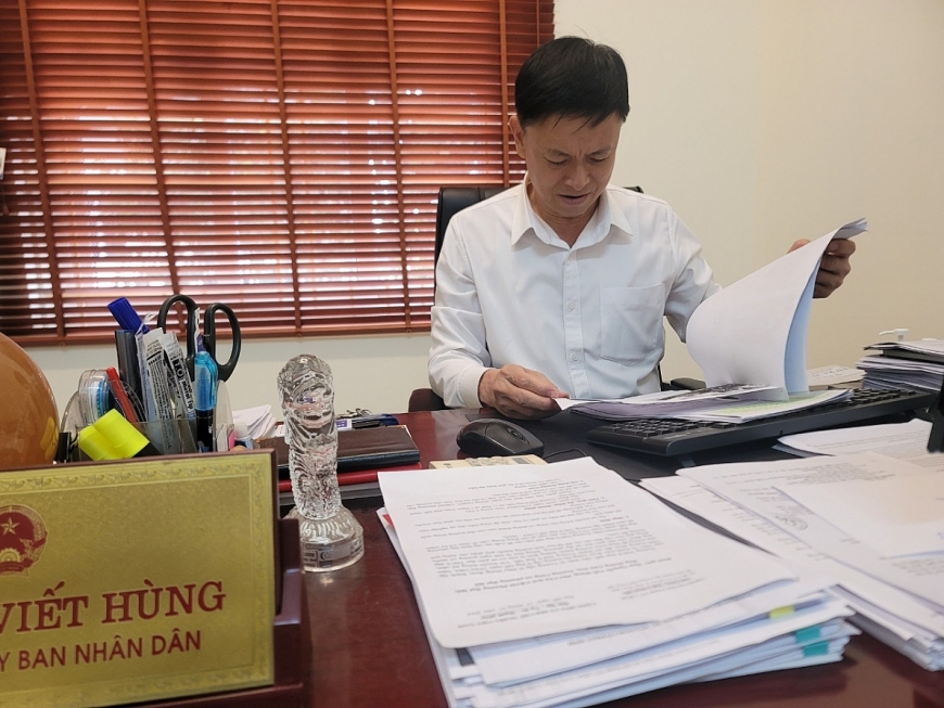 Ông Nguyễn Viết Hùng, Phó Chủ tịch UBND phường Đại Mỗ thông tin về các nội dung khiếu tố của dân.