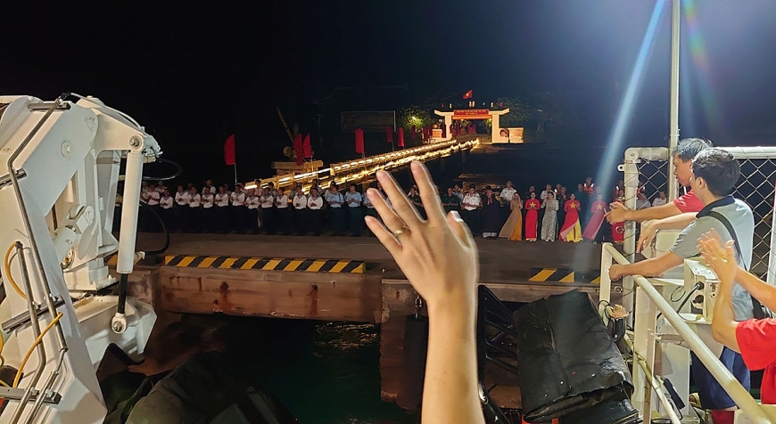 Những cái vẫy tay tạm biệt, những lời hát trao đi, gửi lại hẹn ngày trở lại với Trường Sa