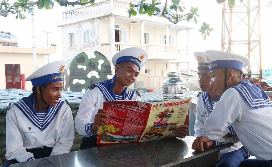 Giờ thư giãn của các chiến sĩ trể trên đảo An Bang