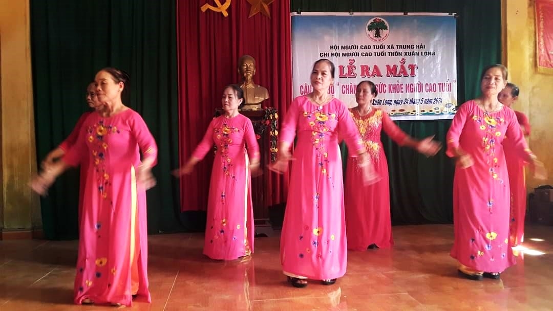 Tiết mục văn nghệ tại Lễ ra mắt CLB CSSK NCT thôn Xuân Long, xã Trung Hải, huyện Gio Linh, tỉnh Quảng Trị