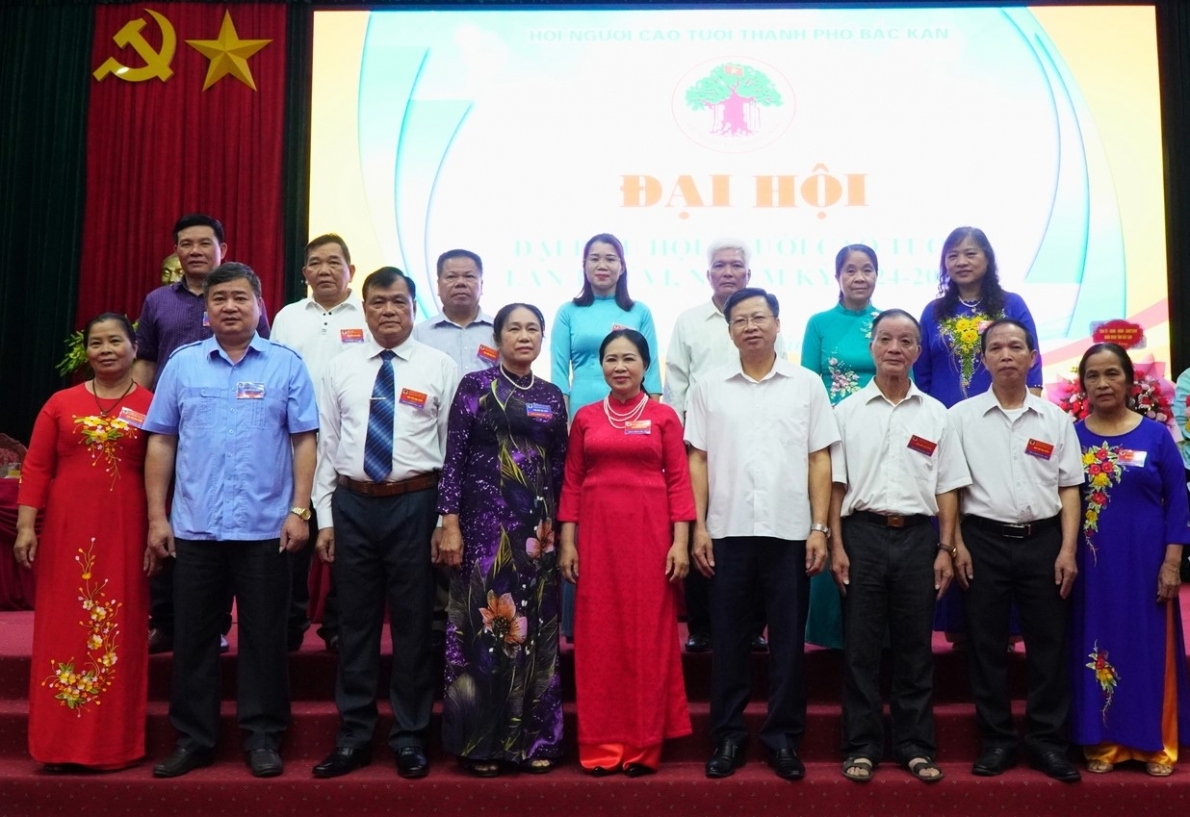 Đại biểu lãnh đạo tỉnh, huyện chụp ảnh lưu niệm cùng Ban Chấp hành Hội NCT TP Bắc Kạn