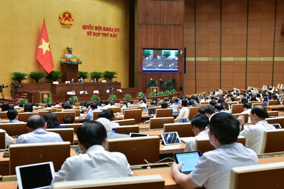 Các đại biểu tham gia thảo luận tại hội trường