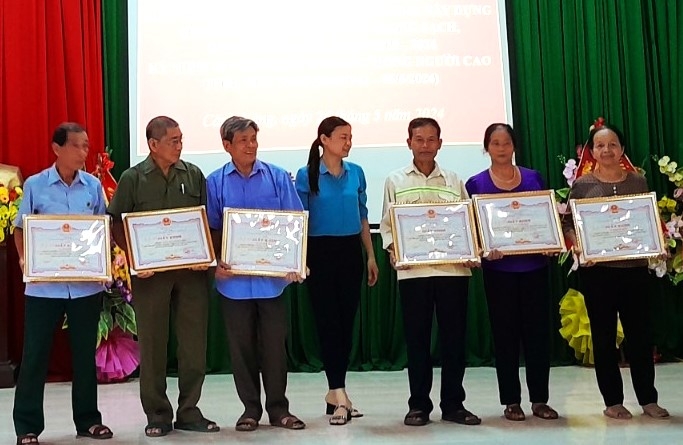 Trao Giấy khen của UBND thị trấn Cành Nàng, huyện Bá Thước, tỉnh Thanh Hóa cho các cá nhân xuất sắc