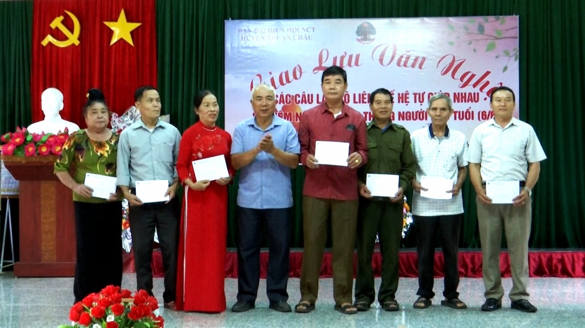 Hội nCT huyện Thuận Châu, tỉnh Sơn La trao quà cho các CLB NCT tiêu biểu