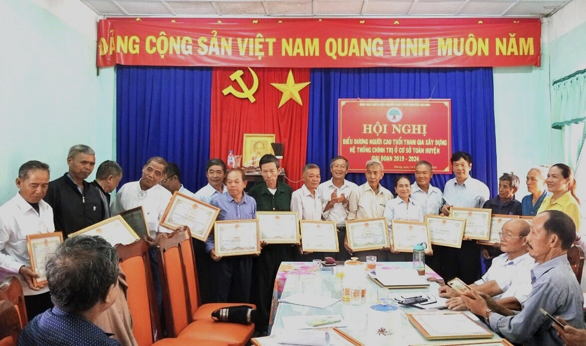 Trao Giấy khen của UBND huyện Kbang, tỉnh Gia Lai cho các cá nhân xuất sắc xây dựng hệ thống chính trị cơ sở giai đoạn 2019-2024