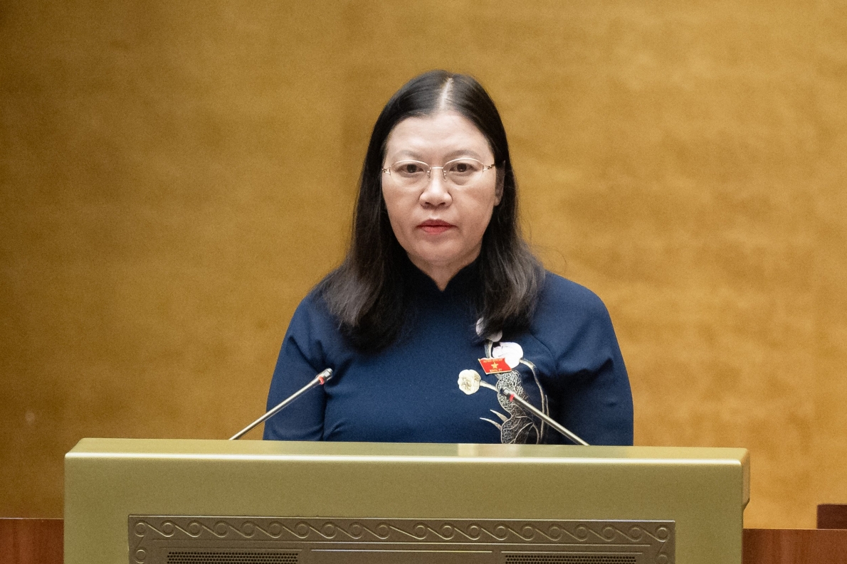 Chủ nhiệm Ủy ban Tư pháp Lê Thị Nga đọc Báo cáo giải trình, tiếp thu, chỉnh lý dự thảo Luật Tổ chức Tòa án nhân dân