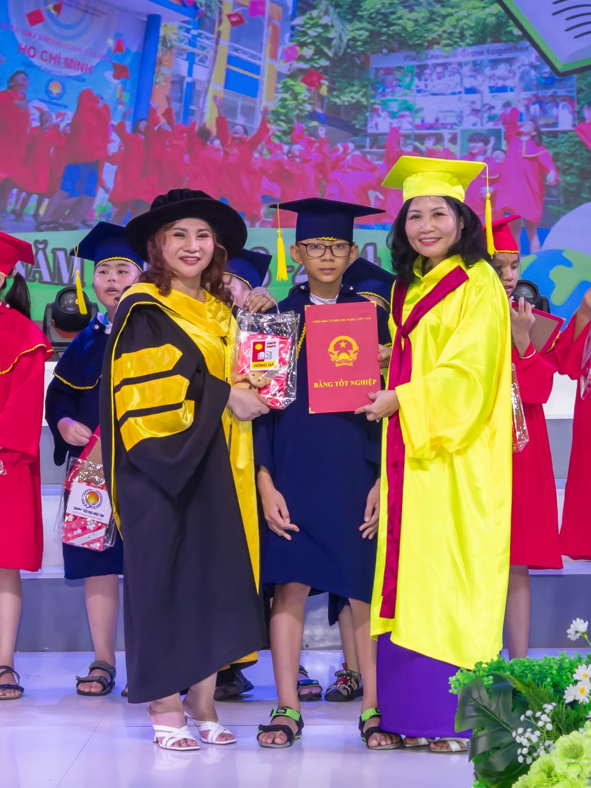 Xúc động với bài phát biểu của Hiệu trưởng Trường THCS - THPT Hồng Hà tại lễ tri ân cuối năm học