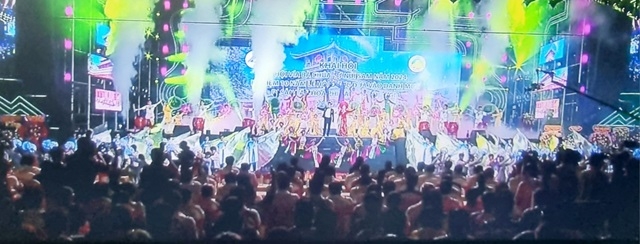 Đại biểu và đông đảo người dân và du khách tham dự buổi lễ khai mạc.