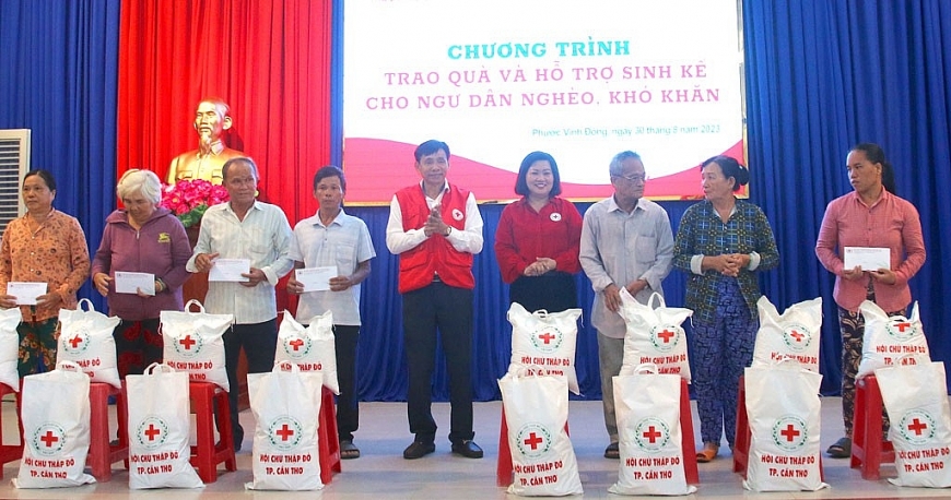 trao quà cho ngư dân nghèo trên địa bàn tỉnh