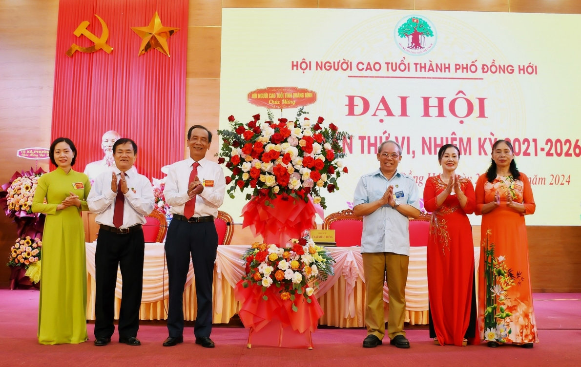 Lãnh đạo Hội NCT tỉnh Quảng Bình tặng hoa chúc mừng Đại hội