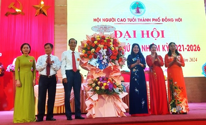 Lãnh đạo TP Đồng Hới, tỉnh Quảng Bình tặng hoa chúc mừng Đại hội thành lập Hội NCT TP