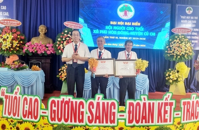 Lãnh đạo BĐD Hội NCT TP Hồ Chí Minh khen thưởng cho các cá nhân có thành tích đóng góp trong phong trào công tác Hội xã Phú Hòa Đông.