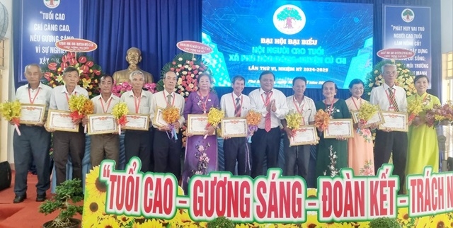 Lãnh đạo xã Phú Hòa Đông, khen thưởng tập thể và cá nhân có thành tích đóng góp trong phong trào công tác trên địa bàn xã.