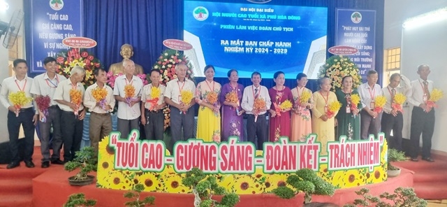 Ban chấp hành Hội NCT xã Phú Hòa Đông, nhiệm kỳ 2024- 2029 ra mắt Đại hội.