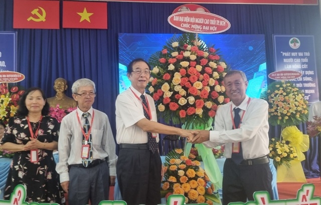 Lãnh đạo BĐD Hội NCT TP Hồ Chí Minh tặng hoa chúc mừng Đại hội