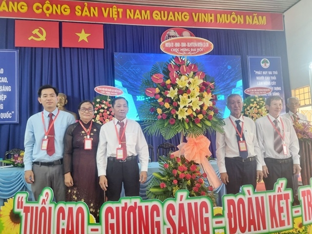Lãnh đạo huyện và BĐD Hội NCT huyện tặng hoa chúc mừng Đại hội