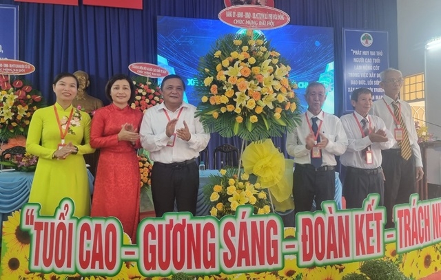 Lãnh đạo UBND xã Phú Hòa Đông tặng hoa chúc mừng Đại hội