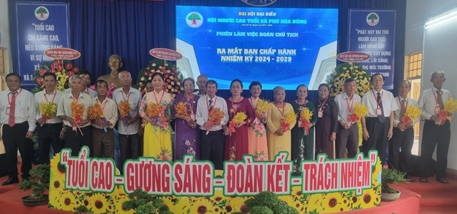 Lãnh đạo BĐD Hội NCT TP và huyện Củ Chi tặng hoa chúc mừng Ban chấp hành Hội NCT xã Phú Hòa Đông, nhiệm kỳ mới.