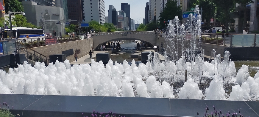 2 thác nước nhân tạo