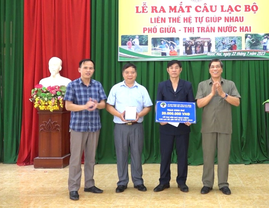 Lãnh đạo Hội NCT tỉnh Cao Bằng trao kinh phí hỗ trợ Quỹ hoạt động cho CLB LTHTGN phố Giữa, thị trấn Nước Hai, huyện Hòa An