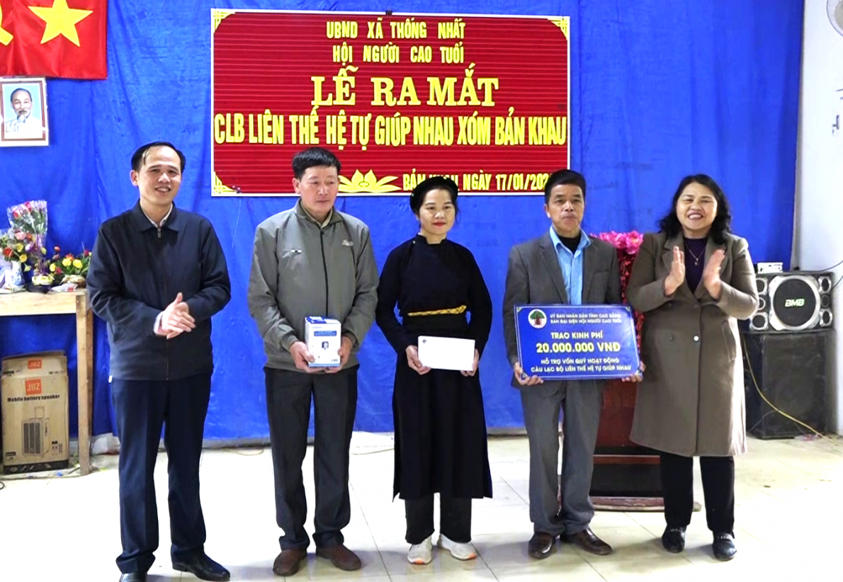 Lãnh đạo Hội NCT tỉnh Cao Bằng trao tặng kinh phí hỗ trợ và máy đo huyết áp cho CLB LTHTGN bản Khau, xã Thống Nhất, huyện Hạ Lang