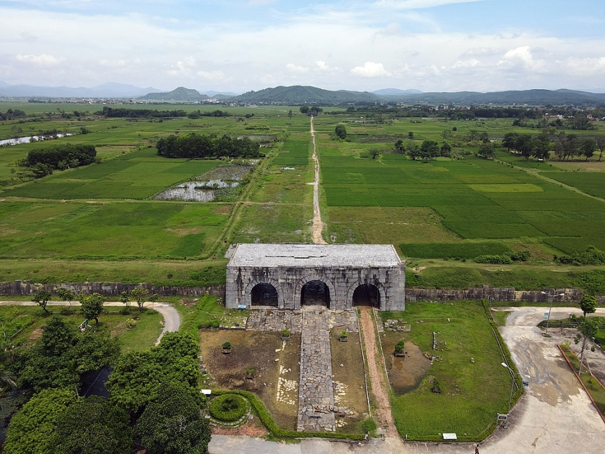Mùa sen nở rộ bên tòa thành đá hơn 600 năm tuổi