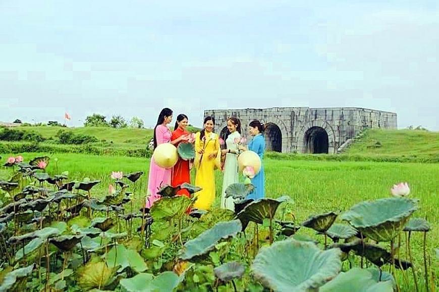 Mùa sen nở rộ bên tòa thành đá hơn 600 năm tuổi