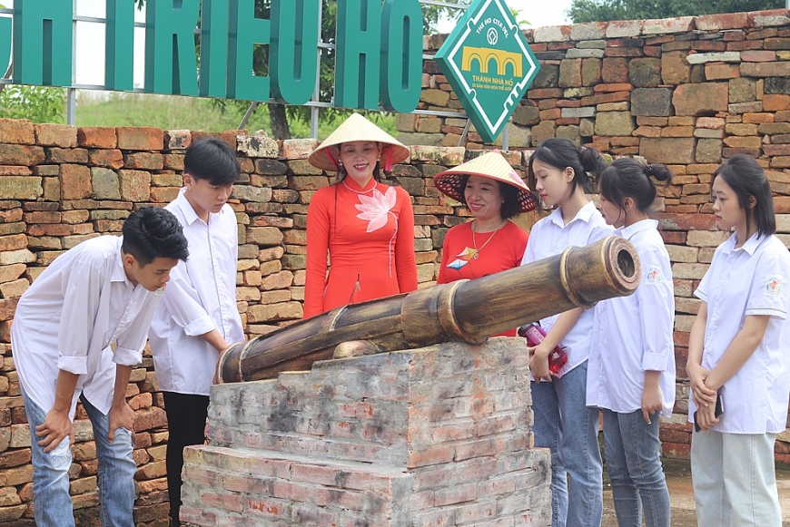 Mùa sen nở rộ bên tòa thành đá hơn 600 năm tuổi