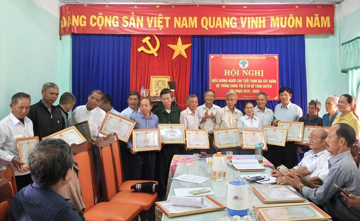 Trao Giấy khen của UBND huyện Kbang, tỉnh Gia Lai cho 15 cá nhân xuất sắc tham gia xây dựng hệ thống chính trị ở cơ sở giai đoạn 2019-2024