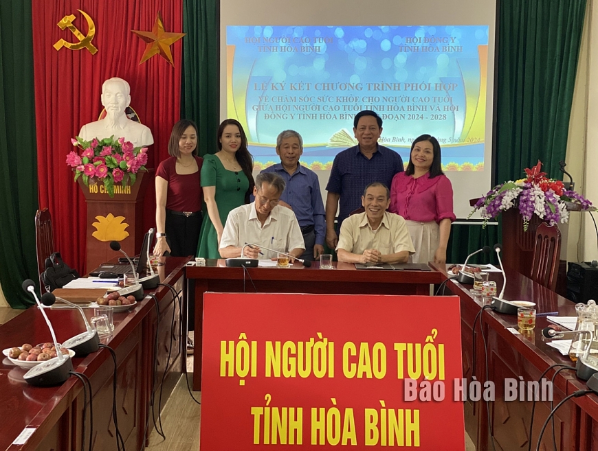 Các đơn vị ký kết chương trình phối hợp chăm sóc sức khỏe cho người cao tuổi tỉnh giai đoạn 2024 - 2028. Nguồn: Báo Hoà Bình