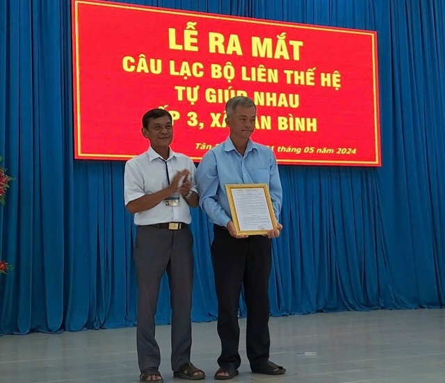 Lãnh đạo xã Tân Bình trao quyết định thành lập CLB