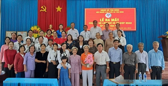 Các đại biểu chụp ảnh lưu niện cùng CLB