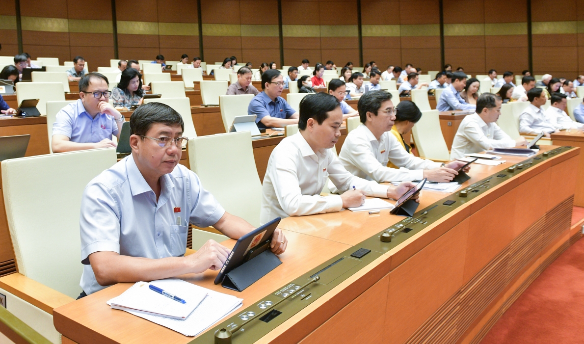 Các đại biểu thuộc Đoàn ĐBQH TP.Đà Nẵng tại phiên họp