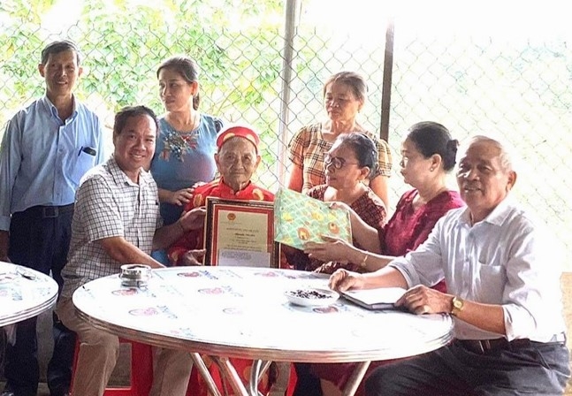 Lãnh đạo tỉnh Đắk Lắk thăm tặng quà các cụ tròn 100 tuổi tại huyện M’Drăk và EaKa